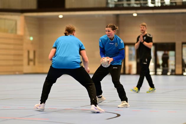 Handball I Women I Season 2025 2026 I 1 HBF I Buxtehuder SV I Coach introduction I 08 12 2025 Introduction of the new coach at Buxtehuder SV, Team Buxtehude Head Coach Nicolaj Andersson, Nicolaj Bredekjaer Andersson, Name Andersson, Nicolaj Bredekjaer, Age 37, Nationality Denmark, Dane Here you can see Linn Lück against Anika Hampel 10, Buxtehuder Sportverein Buxtehude Halle Nord Niedersachsen Germany Copyright: xLobeca FelixxSchlikisx