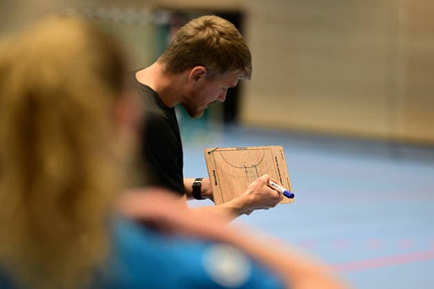 Handball I Women I Season 2025 2026 I 1 HBF I Buxtehuder SV I Coach presentation I 08 12 2025 Here you can see the first coaching of Nicolaj Bredekjaer Andersson Buxtehuder Sportverein with tactics boardPresentation of the new coach at Buxtehuder SV, Team Buxtehude head coach Nicolaj Andersson, Nicolaj Bredekjaer Andersson, name Andersson, Nicolaj Bredekjaer, age 37, nationality Denmark, Dane Here to see Buxtehude Halle Nord Niedersachsen Germany Copyright: xLobeca FelixxSchlikisx