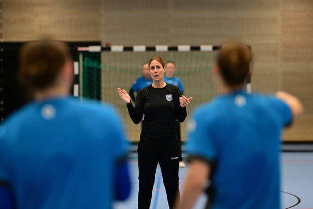 Handball I Women I Season 2025 2026 I 1 HBF I Buxtehuder SV I Coach introduction I 08 12 2025 Introduction of the new coach at Buxtehuder SV, Team Buxtehude Head Coach Nicolaj Andersson, Nicolaj Bredekjaer Andersson, Name Andersson, Nicolaj Bredekjaer, Age 37, Nationality Denmark, Dane Here to see Debbie Klijn Buxtehuder Sportverein Buxtehude Halle Nord Niedersachsen Germany Copyright: xLobeca FelixxSchlikisx