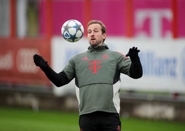 Football, Men, Champions League, Season 2025 2026, FC Bayern Munich, Final training Harry Kane FC Bayern Munich takes a ball with his chest, looking at the ball