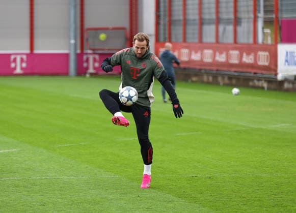 Football, Men, Champions League, Season 2025 2026, FC Bayern Munich, Final training Harry Kane FC Bayern Munich plays a ball