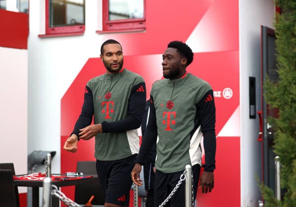 Football, Men, Champions League, Season 2025 2026, FC Bayern Munich, Final training Jonathan Tah FC Bayern Munich left with Alphonso Davies FC Bayern Munich right on the way to the training ground