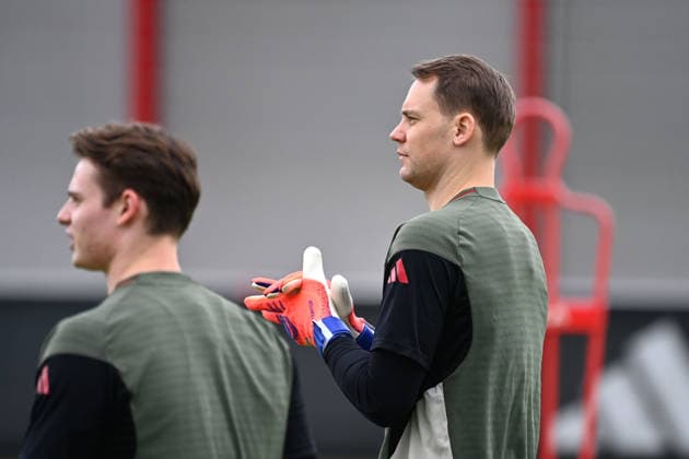 Manuel NEUER Goalkeeper Bayern Muenchen front goalkeeper Jonas URBIG Bayern Muenchen final training on 08 12 2025 Soccer Champions League,season 2025 26, league phase FC Bayern Muenchen Sporting CP on 09 12 2025