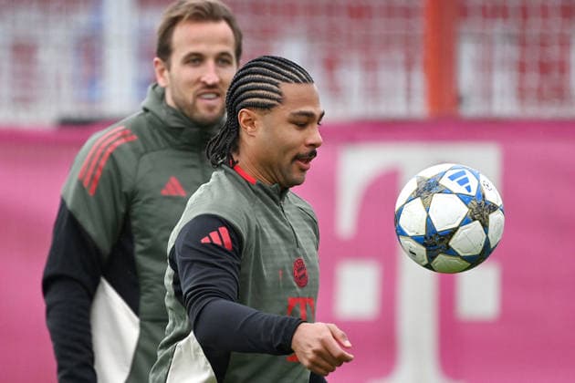 Serge GNABRY FC Bayern Muenchen focuses on the ball, hi Harry KANE Bayern Muenchen , final training on 08 12 2025 Football Champions League,season 2025 26, league phase FC Bayern Muenchen Sporting CP on 09 12 2025