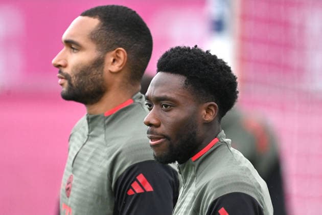 Alphonso DAVIES Bayern Muenchen , hi Jonathan TAH Bayern Muenchen , Portrait,Portraet Final training on 08 12 2025 Football Champions League,Season 2025 26, League phase FC Bayern Muenchen Sporting CP on 09 12 2025