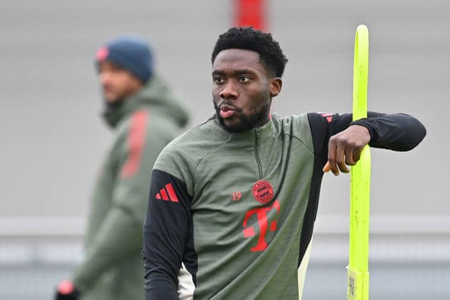 Alphonso DAVIES Bayern Muenchen , action,single image,cropped single motif,half figure,half figure hi Coach Vincent KOMPANY Bayern Muenchen final training on 08 12 2025 Football Champions League,season 2025 26, league phase FC Bayern Muenchen Sporting CP on 09 12 2025