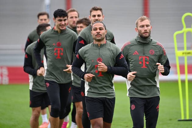 from front Serge GNABRY FC Bayern Muenchen , r Konrad LAIMER Bayern Muenchen , hi Aleksandar PAVLOVIC Bayern Muenchen , Harry KANE Bayern Muenchen , Josip STANISIC Bayern Muenchen , Final training on 08 12 2025 Football Champions League,Season 2025 26, League phase FC Bayern Muenchen Sporting CP on 09 12 2025