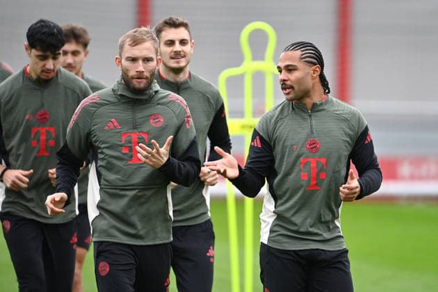 v re Serge GNABRY FC Bayern Muenchen , Konrad LAIMER Bayern Muenchen , hi Aleksandar PAVLOVIC Bayern Muenchen , Josip STANISIC Bayern Muenchen , Aleksandar PAVLOVIC Bayern Muenchen , Final training on 08 12 2025 Football Champions League,Season 2025 26, League phase FC Bayern Muenchen Sporting CP on 09 12 2025