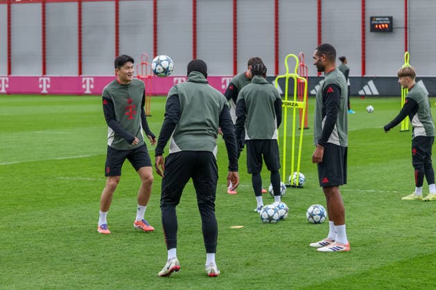 Minjae Kim FC Bayern Muenchen, 03 with ball with Dayot Upamecano FC Bayern Muenchen, 02 and Jonathan Tah FC Bayern Muenchen, 04 , with Lennart Karl FC Bayern Muenchen, 42 and Wisdom Mike FC Bayern Muenchen, 36 , GER, final training, FC Bayern Muenchen, Football, UEFA Champions League, League Phase, Matchday 6, Season 2025 2026, 08 12 2025, GER, Final training, FC Bayern Muenchen, Football, UEFA Champions League, League Phase, Matchday 6, Season 2025 2026, 08 12 2025 Muenchen Copyright: xEibner-Pressefoto JennixMaulx EP_JML