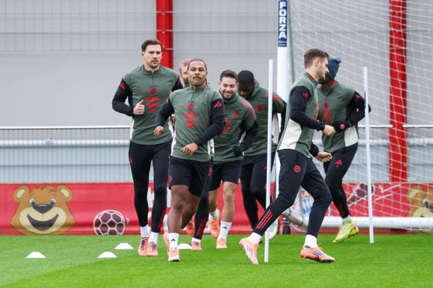 Serge Gnabry FC Bayern Muenchen, 07 with Josip Stanisic FC Bayern Muenchen, 44 and Leon Goretzka FC Bayern Muenchen, 08 , with Raphael Guerreiro FC Bayern Muenchen, 22 , GER, Final training, FC Bayern Muenchen, Football, UEFA Champions League, League phase, Matchday 6, 2025 2026 season, 08 12 2025, GER, Final training, FC Bayern Muenchen, Football, UEFA Champions League, League phase, Matchday 6, 2025 2026 season, 08 12 2025 Muenchen Copyright: xEibner-Pressefoto JennixMaulx EP_JML