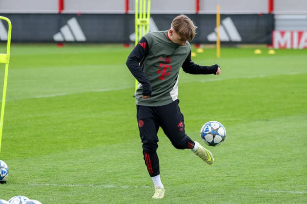 Lennart Karl FC Bayern Muenchen, 42 with ball, GER, Final training, FC Bayern Muenchen, Football, UEFA Champions League, League phase, Matchday 6, 2025 2026 season, 08 12 2025, GER, Final training, FC Bayern Muenchen, Football, UEFA Champions League, League phase, Matchday 6, 2025 2026 season, 08 12 2025 Muenchen Copyright: xEibner-Pressefoto JennixMaulx EP_JML