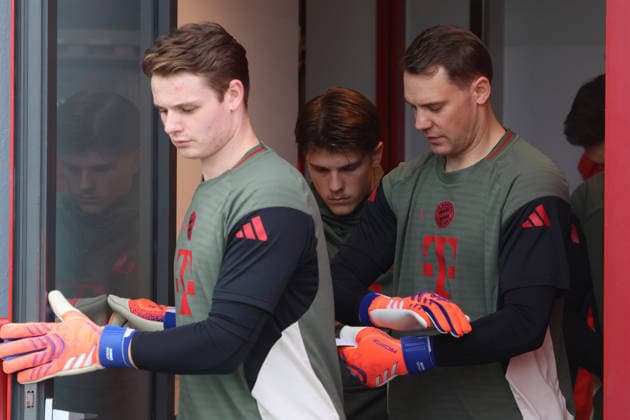 Keeper, Goalkeeper, from l 40 Jonas Urbig, Manuel Neuer, Leon Klanac, coming out of the dressing room, Portrait, Portrait, Football Final training UEFA Champions League match FC Bayern vs Sporting Lisbon Munich 08 12 2025 Training ground, Säbenerstr PHOTO Mladen Lackovic LakoPress