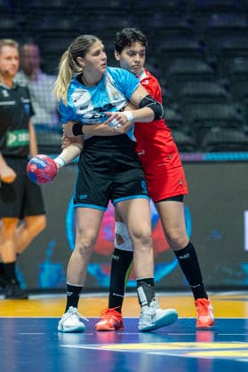 2025-12-08 Argentina vs Tunisia ROTTERDAM, NETHERLANDS - DECEMBER 8: Elke Karsten of Argentina en Salma Ben Hassine of Tunisia during the IHF Worldchampionship 2025 match for women, between Argentina and Tunisia at Ahoy on December 8, 2025 in Rotterdam, Netherlands. Rotterdam Ahoy Netherlands Content not available for redistribution in The Netherlands directly or indirectly through any third parties. Copyright: xHenkxSeppenx