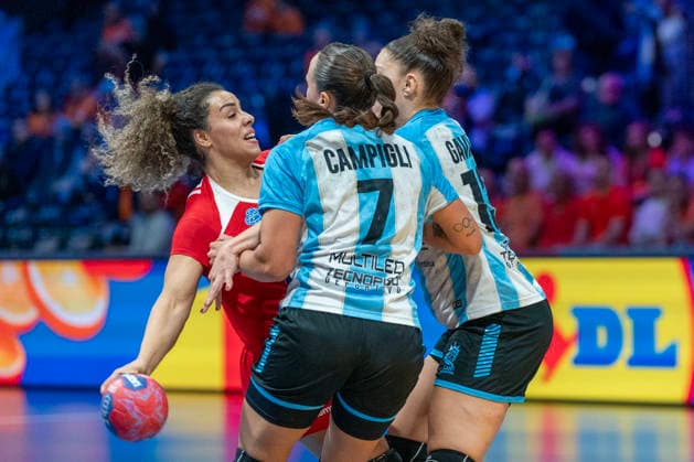 2025-12-08 Argentina vs Tunisia ROTTERDAM, NETHERLANDS - DECEMBER 8: Mouna Jlezi of Tunisia defends by Rocio Campigli and Giuliana Gavilan of Argentina during the IHF Worldchampionship 2025 match for women, between Argentina and Tunisia at Ahoy on December 8, 2025 in Rotterdam, Netherlands. Rotterdam Ahoy Netherlands Content not available for redistribution in The Netherlands directly or indirectly through any third parties. Copyright: xHenkxSeppenx