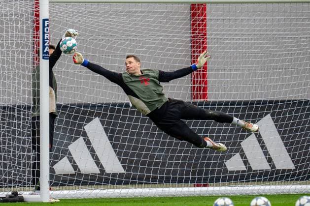 Goalkeeper action by Manuel Neuer 1 FC Bayern Muenchen , Final training, FC Bayern Muenchen vs Sporting Lisbon, Football, Champions League, 08 12 2025 Muenchen Bayern Germany Copyright: xkolbert-press MarcxMarasescux