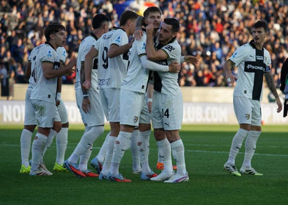 calebrities Parma s Adrian Benedyczak make a score goal Penality....During the Serie A soccer match between Pisa and Parma at the Cetilar Arena Romeo Anconetani Stadium in Pisa; Center West Italy; saturday Dicember 08; 2025 ; Soccer  Copyright: x AlessandroxLaxRoccax