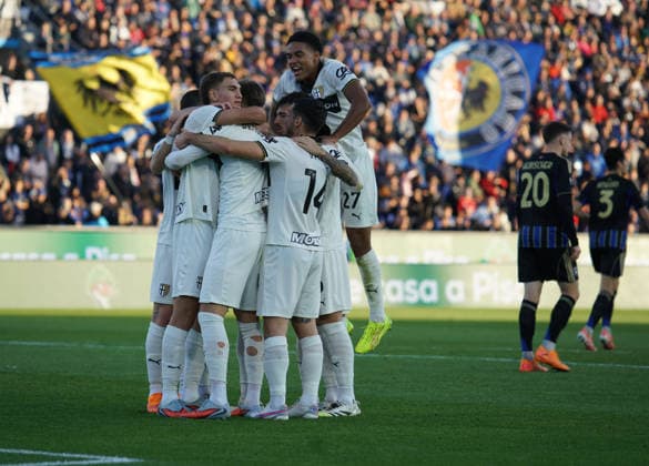 calebrities Parma s Adrian Benedyczak make a score goal Penality....During the Serie A soccer match between Pisa and Parma at the Cetilar Arena Romeo Anconetani Stadium in Pisa; Center West Italy; saturday Dicember 08; 2025 ; Soccer  Copyright: x AlessandroxLaxRoccax
