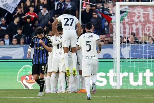 December 8, 2025, Pisa, ITALIA: Parma team celebrates after Adrian Benedyczak scores the 0-1 goal during the Italian Serie A soccer match Pisa SC vs Parma at Arena Garibaldi stadium in Pisa, Italy, 8 December 2025. ANSA ENRICO MATTIA DEL PUNTA Serie A - Pisa Vs Parma  - ZUMAa110 20251208_zaf_a110_008 Copyright: xEnricoxMattiaxDelxPuntax