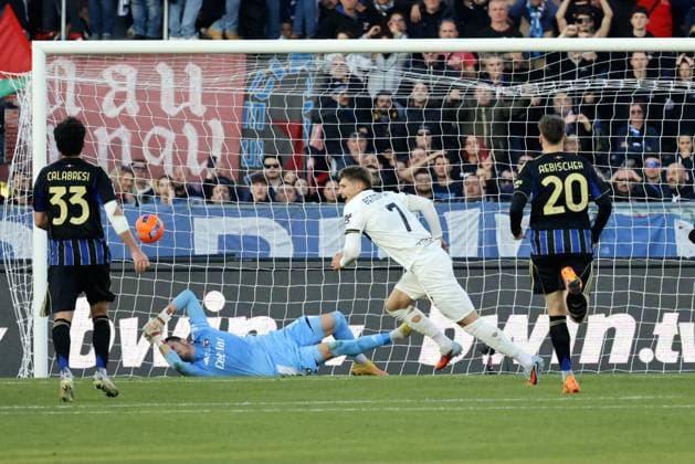 December 8, 2025, Pisa, ITALIA: Parma s Adrian Benedyczak scores 0-1 goal during the Italian Serie A soccer match Pisa SC vs Parma at Arena Garibaldi stadium in Pisa, Italy, 8 December 2025. ANSA ENRICO MATTIA DEL PUNTA Serie A - Pisa Vs Parma  - ZUMAa110 20251208_zaf_a110_009 Copyright: xEnricoxMattiaxDelxPuntax