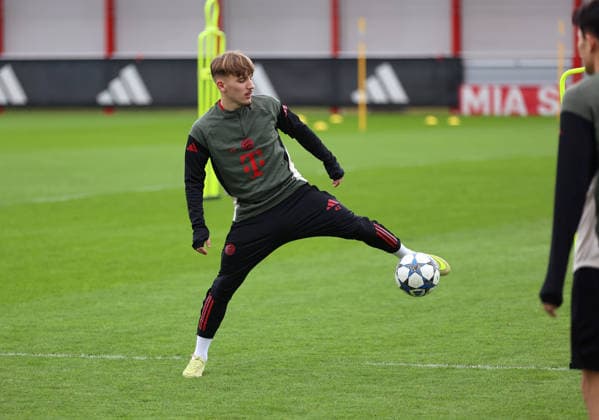 Football, Men, Champions League, Season 2025 2026, FC Bayern Munich, Final training Lennart Karl FC Bayern Munich plays a ball