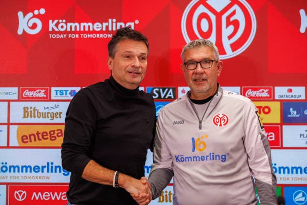 Vorstellung Urs Fischer, 1. FSV Mainz 05, Mainz, 08.12.2025 Christian Heidel (1. FSV Mainz 05, Head of & Communications) und der neue Cheftrainer Urs Fischer (1. FSV Mainz 05) reichen sich die Hand; Pressekonferenz zur Vorstellung des neuen Cheftrainers Urs Fischer des 1. FSV Mainz 05 *** Introduction of Urs Fischer, 1 FSV Mainz 05, Mainz, 08 12 2025 Christian Heidel 1 FSV Mainz 05, Head of Sport Communications and the new head coach Urs Fischer 1 FSV Mainz 05 shake hands Press conference to introduce the new head coach Urs Fischer of 1 FSV Mainz 05 Copyright: xBEAUTIFULxSPORTS Hahnex