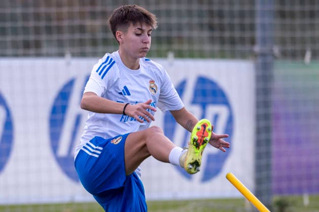 December 8, 2025, Madrid, Madrid, Spain: PAULA COMENDADOR of Real Madrid Femenino CF during training prior to the Women s Champions League match between REAL MADRID and VFL WOLFSBURG, December 8, 2025, Valdebebas, Madrid, Spain. Madrid Spain - ZUMAc312 20251208_zsp_c312_339 Copyright: xOscarxManuelxSanchezx
