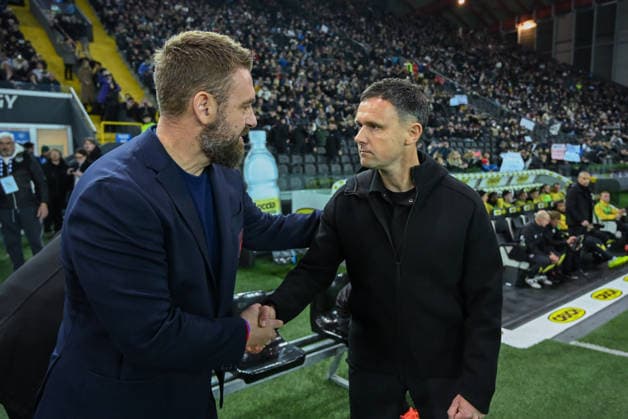 GenoaÕs head coach Daniele De Rossi and UdineseÕs coach assistant Premyslaw Malecki during the Serie A soccer match between Udinese and Genoa at the Bluenergy Stadium in Udine, Italy - Monday, December 08, 2025. - Soccer .  Copyright: xTanoxPecoraro LaPressex