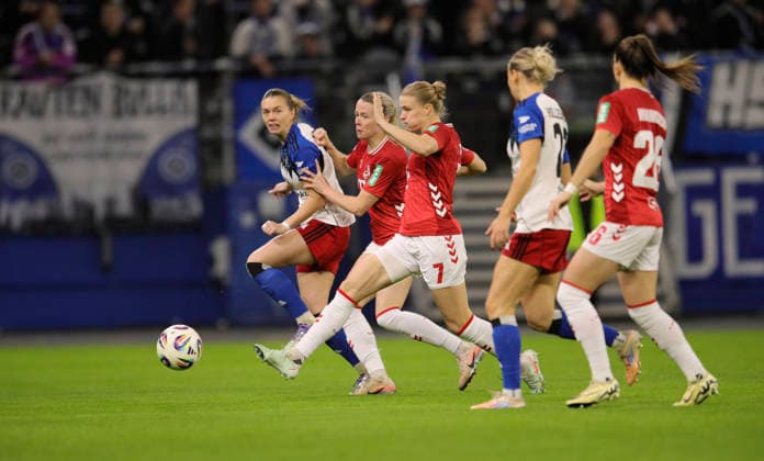 Photo Annalena WUCHER HSV against Sandra Maria JESSEN and Anna Lena STOLZE Köln , right Soccer Pixel Bundesliga Women on Mon 08 12 2025 12 Matchday Hamburger SV 1 FC Köln