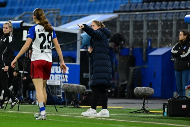 Soccer I Women I Season 2025 2026 I Bundesliga I 12 Matchday I Hamburger SV 1 FC Köln I 08 12 2025 Britta Carlson Coach, 1 FC Köln Hamburg Volkspark, Volksparkstadion, Stadium, Volkspark Stadion Hamburg Germany Copyright: xLobeca FelixxSchlikisx