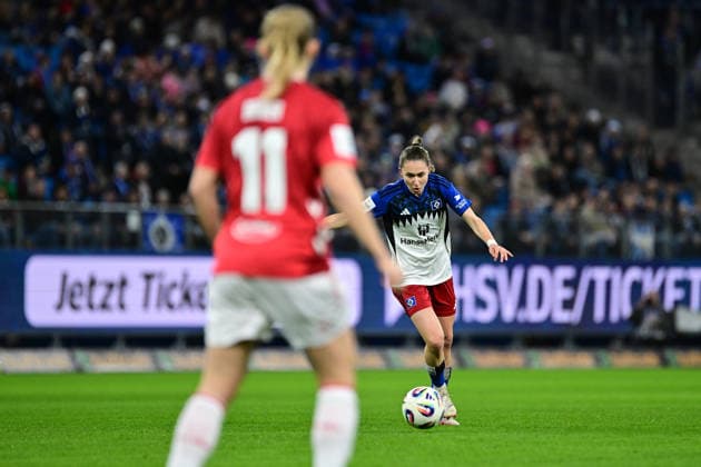 Soccer I Women I Season 2025 2026 I Bundesliga I 12 Matchday I Hamburger SV 1 FC Köln I 08 12 2025 Maria Mikolajova 27, Hamburger SV right Hamburg Volkspark, Volksparkstadion, Stadium, Volkspark Stadion Hamburg Germany Copyright: xLobeca FelixxSchlikisx