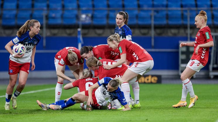 Players of 1 FC Köln with goal celebration, cheering, jubilant, optimistic, game scene, highlight, joy about the goal to 0 1, THE DFB REGULATIONS PROHIBIT ANY USE OF PHOTOGRAPHS AS IMAGE SEQUENCES AND OR QUASI VIDEO , 08 12 2025, Hamburg Germany , Football, Google Pixel Womens Bundesliga, Hamburger SV 1 FC Köln xobx