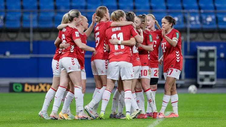 Players of 1 FC Köln with goal celebration, cheering, jubilant, optimistic, game scene, highlight, joy about the goal to 0 1, THE DFB REGULATIONS PROHIBIT ANY USE OF PHOTOGRAPHS AS IMAGE SEQUENCES AND OR QUASI VIDEO , 08 12 2025, Hamburg Germany , Football, Google Pixel Womens Bundesliga, Hamburger SV 1 FC Köln xobx