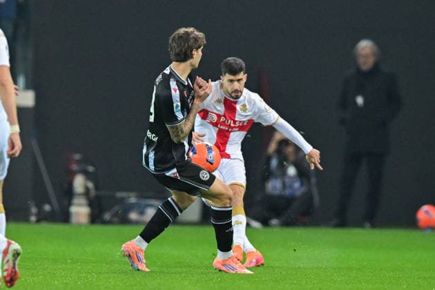 GenoaÕs Aaron Martin fights for the ball with UdineseÕs Alessandro Zanoli during the Serie A soccer match between Udinese and Genoa at the Bluenergy Stadium in Udine, Italy - Monday, December 08, 2025. - Soccer .  Copyright: xTanoxPecoraro LaPressex
