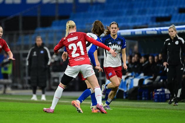 Soccer I Women I Season 2025 2026 I Bundesliga I 12 Matchday I Hamburger SV 1 FC Köln I 08 12 2025 Anna Gerhardt 21, 1 FC Köln Lotta Wrede 32, Hamburger SV Hamburg Volkspark, Volksparkstadion, Stadion, Volkspark Stadion Hamburg Germany Copyright: xLobeca FelixxSchlikisx