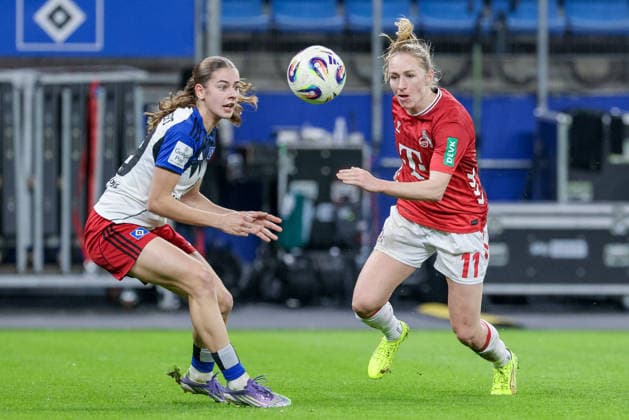 from left Leni Eggert Hamburger SV, 29 and Pauline Bremer 1 FC Köln, 11 in a duel, dynamic, action, action, game scene, THE DFB REGULATIONS PROHIBIT ANY USE OF PHOTOGRAPHS AS IMAGE SEQUENCES AND OR QUASI VIDEO , 08 12 2025, Hamburg Germany , Football, Google Pixel Womens Bundesliga, Hamburger SV 1 FC Köln xobx