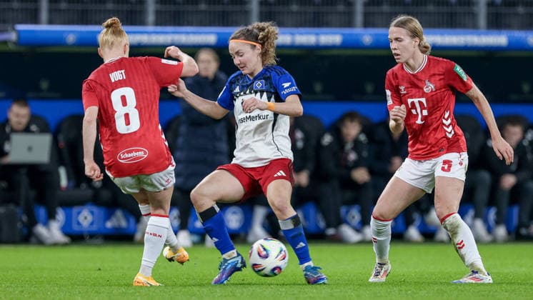 from left Laura Vogt 1 FC Köln, 8 , Melanie Brunnthaler Hamburger SV, 11 and Celina Degen 1 FC Köln, 5 in duel, duel, dynamic, action, action, game scene, THE DFB GUIDELINES PROHIBIT ANY USE OF PHOTOGRAPHS AS IMAGE SEQUENCES AND OR QUASI VIDEO DFB REGULATIONS PROHIBIT ANY USE OF PHOTOGRAPHS AS IMAGE SEQUENCES AND OR QUASI VIDEO , 08 12 2025, Hamburg Germany , Football, Google Pixel Women Bundesliga, Hamburger SV 1 FC Köln xobx