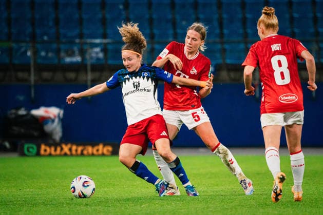 Google Pixel Womens Bundesliga Hamburger SV vs 1 FC Köln, 08 12 2025 Melanie Brunnthaler Hamburger SV, 11 vs Celina Degen 1 FC Köln, 5 Soccer, Google Pixel Womens Bundesliga, 12 Matchday Hamburger SV vs 1 FC Köln on 08 12 2025 at Volksparkstadion, Hamburg DFB REGULATIONS PROHIBIT ANY USE OF PHOTOGRAPHS AS IMAGE SEQUENCES AND OR QUASI VIDEO Copyright: xBEAUTIFULxSPORTS Tonhäuserx