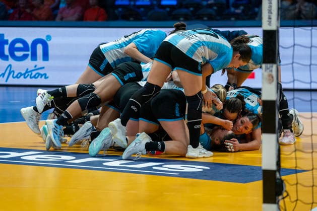 2025-12-08 Argentina vs Tunisia ROTTERDAM, NETHERLANDS - DECEMBER 8: Argentinie pakt de overwinning during the IHF Worldchampionship 2025 match for women, between Argentina and Tunisia at Ahoy on December 8, 2025 in Rotterdam, Netherlands. Rotterdam Ahoy Netherlands Content not available for redistribution in The Netherlands directly or indirectly through any third parties. Copyright: xHenkxSeppenx