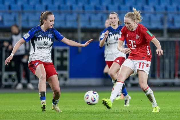 from left Victoria Schulz Hamburger SV, 19 and Pauline Bremer 1 FC Köln, 11 in a duel, dynamic, action, action, game scene, THE DFB REGULATIONS PROHIBIT ANY USE OF PHOTOGRAPHS AS IMAGE SEQUENCES AND OR QUASI VIDEO , 08 12 2025, Hamburg Germany , Football, Google Pixel Womens Bundesliga, Hamburger SV 1 FC Köln xobx