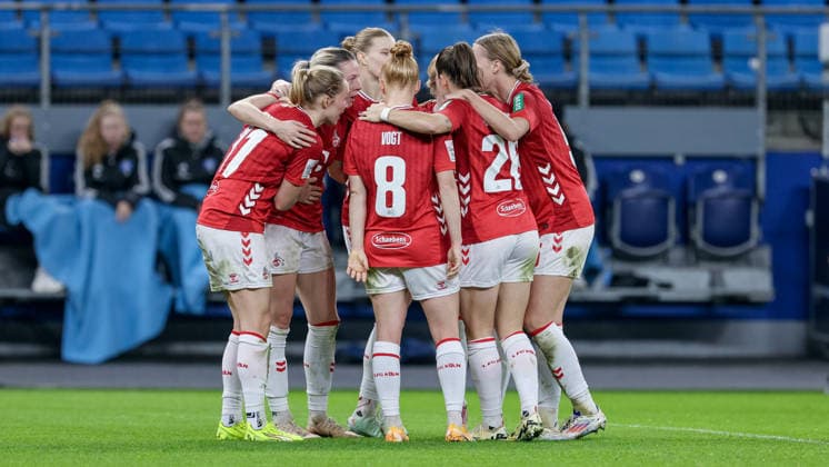 Players of 1 FC Köln with goal celebration, cheering, jubilant, optimistic, game scene, highlight, joy about the goal to 0 2, THE DFB REGULATIONS PROHIBIT ANY USE OF PHOTOGRAPHS AS IMAGE SEQUENCES AND OR QUASI VIDEO , 08 12 2025, Hamburg Germany , Football, Google Pixel Womens Bundesliga, Hamburger SV 1 FC Köln xobx