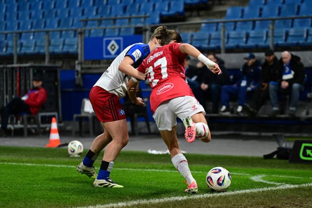 Soccer I Women I Season 2025 2026 I Bundesliga I 12 Matchday I Hamburger SV 1 FC Köln I 08 12 2025 Svea Stoldt 8, Hamburger SV Laura Feiersinger 27, 1 FC Köln Hamburg Volkspark, Volksparkstadion, Stadium, Volkspark Stadion Hamburg Germany Copyright: xLobeca FelixxSchlikisx