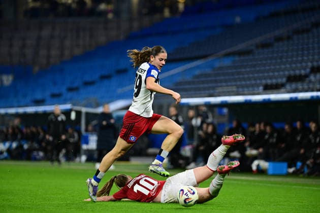 Soccer I Women I Season 2025 2026 I Bundesliga I 12 Matchday I Hamburger SV 1 FC Köln I 08 12 2025 Leni Marie Eggert 29, Hamburger SV over Weronika Zawistowska 10, 1 FC Köln Hamburg Volkspark, Volksparkstadion, Stadium, Volkspark Stadion Hamburg Germany Copyright: xLobeca FelixxSchlikisx