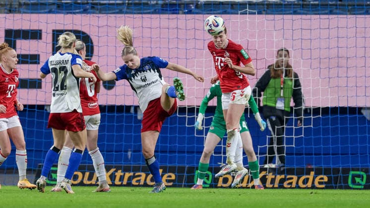 from left Nina Räcke Hamburger SV, 39 and Celina Degen 1 FC Köln, 5 in header duel, header, duel, action, action, game scene, THE DFB REGULATIONS PROHIBIT ANY USE OF PHOTOGRAPHS AS IMAGE SEQUENCES AND OR QUASI VIDEO , 08 12 2025, Hamburg Germany , Football, Google Pixel Womens Bundesliga, Hamburger SV 1 FC Köln xobx