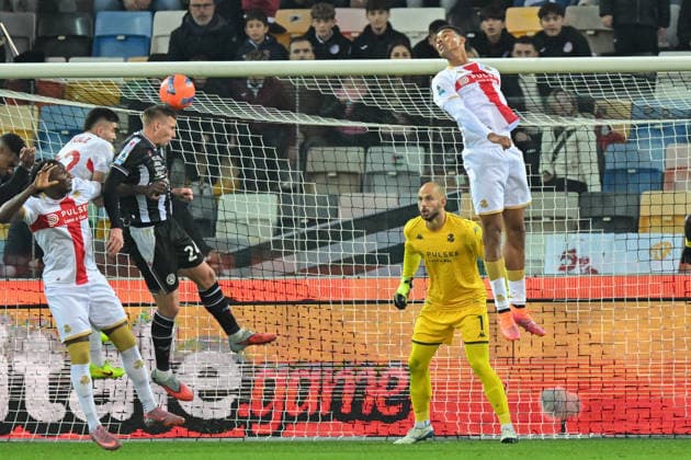 Udinese™s Jakub Piotrowski makes an attempt to score during the Serie A soccer match between Udinese and Genoa at the Bluenergy Stadium in Udine, Italy - Monday, December 08, 2025. - Soccer .  Copyright: xTanoxPecoraro LaPressex