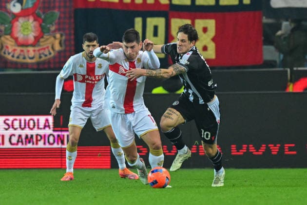 Genoa™s Ruslan Malinovskyi fights for the ball with Udinese™s NicolÃ² Zaniolo during the Serie A soccer match between Udinese and Genoa at the Bluenergy Stadium in Udine, Italy - Monday, December 08, 2025. - Soccer .  Copyright: xTanoxPecoraro LaPressex