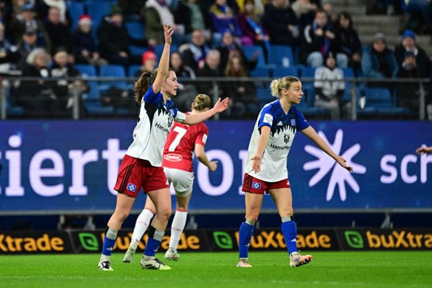 Soccer I Women I Season 2025 2026 I Bundesliga I 12 Matchday I Hamburger SV 1 FC Köln I 08 12 2025 Offside Pauline Annette Machtens 28, Hamburger SV Sophie Hillebrand 22, Hamburger SV Hamburg Volkspark, Volksparkstadion, Stadium, Volkspark Stadion Hamburg Germany Copyright: xLobeca FelixxSchlikisx