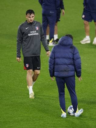 EINDHOVEN (L-R) Marc Pubill of Club Atletico de Madrid, coach Diego Simeone of Club Atletico de Madrid during a training session prior to the UEFA Champions League match between PSV Eindhoven and AtlÃ tico Madrid at the Phillips Stadium on December 8, 2025, in Eindhoven, Netherlands. ANP MAURICE VAN STEEN xVIxANPxSportx xxANPxIVx 544310008 originalFilename: 544310008.jpg