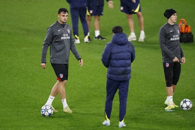 EINDHOVEN (L-R) Marc Pubill of Club Atletico de Madrid, coach Diego Simeone of Club Atletico de Madrid during a training session prior to the UEFA Champions League match between PSV Eindhoven and AtlÃ tico Madrid at the Phillips Stadium on December 8, 2025, in Eindhoven, Netherlands. ANP MAURICE VAN STEEN xVIxANPxSportx xxANPxIVx 544310014 originalFilename: 544310014.jpg