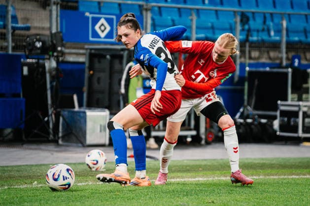 Google Pixel Womens Bundesliga Hamburger SV vs 1 FC Köln, 08 12 2025 Lotta Wrede Hamburger SV, 32 vs Anna Gerhardt 1 FC Köln, 21 Soccer, Google Pixel Womens Bundesliga, 12 Matchday Hamburger SV vs 1 FC Köln on 08 12 2025 at Volksparkstadion, Hamburg DFB REGULATIONS PROHIBIT ANY USE OF PHOTOGRAPHS AS IMAGE SEQUENCES AND OR QUASI VIDEO Copyright: xBEAUTIFULxSPORTS Tonhäuserx