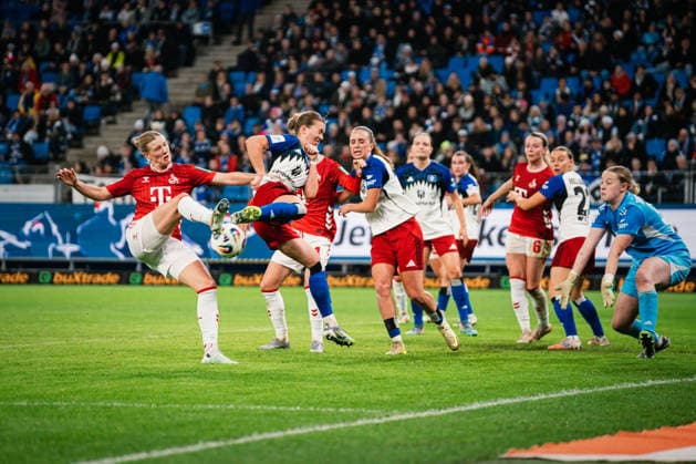 Google Pixel Frauen Bundesliga Hamburger SV vs 1 FC Köln, 08 12 2025 Leni Eggert Hamburger SV, 29 defends the shot Soccer, Google Pixel Frauen Bundesliga, 12 Matchday Hamburger SV vs 1 FC Köln on 08 12 2025 at Volksparkstadion, Hamburg DFB REGULATIONS PROHIBIT ANY USE OF PHOTOGRAPHS AS IMAGE SEQUENCES AND OR QUASI VIDEO Copyright: xBEAUTIFULxSPORTS Tonhäuserx